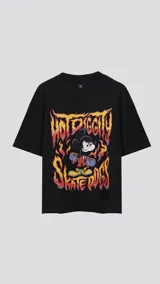 Remera negra de manga corta con cuello redondo y calce oversize. Estampado frontal de Mickey Mouse andando en skate.
