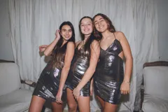 Vestido corto rojo brillante con escote halter y espalda descubierta.