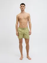 Short de baño color verde oliva con cintura elástica ajustable con cordón. Estampado lateral con el logo de Originals Stu.