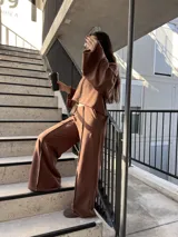 Pantalón deportivo marrón con detalles en color crudo y tela elastizada.