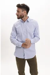 Camisa celeste a rayas verticales, de corte clásico, con cuello abotonado y mangas largas.