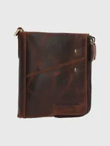 Billetera de cuero color marrón oscuro con cierre perimetral y detalle de costuras diagonales en el frente. Incluye logo de la marca en bajo relieve.