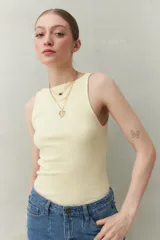 Musculosa celeste de algodón con escote cuadrado y breteles anchos.