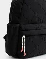 Mochila negra acolchada de tela deportiva con bolsillo frontal con cierre y tirador de goma, correas regulables, manija superior, cierre superior, bolsillos laterales y etiqueta de metal.
