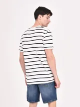 Remera de hombre a rayas horizontales azul marino y blancas con cuello redondo y logo estampado en el pecho.