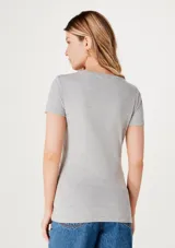 Camiseta rosa de manga corta con cuello en V y corte entallado.