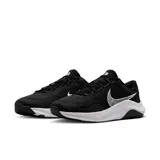 Championes de entrenamiento Nike Legend Essential 3 Next Nature, color negro con detalles en blanco. Zapatillas de caña baja con capellada de malla y superposiciones sintéticas para mayor durabilidad y sujeción. Entresuela de espuma para amortiguación y suela de goma para tracción.