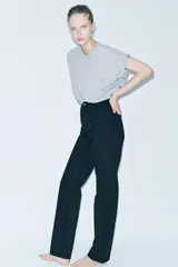 Pantalón de jean negro de tiro alto, corte slim y largo hasta el tobillo.