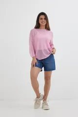 Sweater negro de tejido calado con mangas 3/4 y escote amplio.