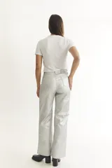Pantalón de cuerina negro, de corte recto y tiro medio, con cinco bolsillos funcionales.