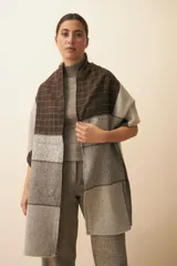 Chal unisex de lana fina sin teñir, realizado con retazos de telas diseñadas por Don Baez. Modelo único con combinaciones de colores que no se repiten.