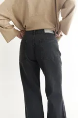 Pantalón de jean negro de corte wide leg y tiro alto.