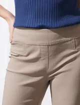 Pantalón capri verde esmeralda de gabardina elastizada, marca Zac & Reachel. Pretina ancha elastizada. Delantera con bolsillos simulados. Trasera con bolsillos simulados.