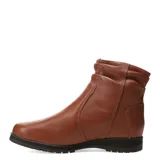 Bota corta de cuero negro con cierre lateral.