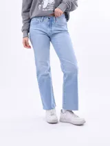 Pantalón de jean celeste, corte recto y tiro alto.