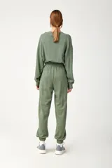 Pantalón de jogging negro de algodón, con cintura y tobillos elastizados, cordón de ajuste y bolsillos frontales con logo estampado.