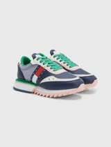 Zapatillas Tommy Jeans de cuero sintético color azul marino, gris y blanco, con cordones verdes y suela gruesa dentada en rosa y blanco.