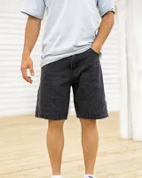 Short de jean negro con corte a la rodilla y ruedo desflecado.