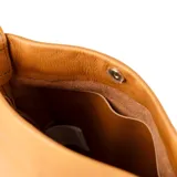 Bandolera rectangular color camel de cuero legítimo, con correa regulable, acceso con botón imantado y herrajes dorados.
