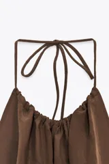 Vestido midi marrón de tejido fluido con cuello halter ajustable con lazada y espalda descubierta.