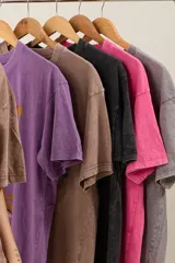 Remera marrón con efecto gastado, corte oversize y estampado de Garfield.