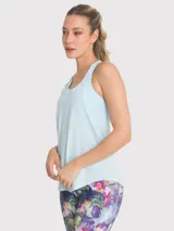 Musculosa deportiva negra de calce regular, cuello redondo y sisas amplias.