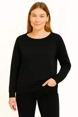 Buzo negro de algodón con cuello redondo y mangas largas.