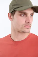 Gorro de gabardina color verde oliva con visera curva y detalle de bordado con hilo azul.