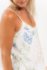 Camisón corto de seda estampada con breteles finos.
