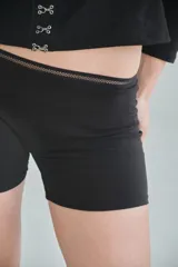 Boxer femenino negro de algodón peruano con detalle de red en la cintura.