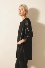 Saco liviano de cuero ovino gamuzado color negro, con terminación suavemente brillante.
