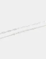 Set de dos pulseras plateadas con cierre de mosquetón y cadena de alargue. Una pulsera es de cadena de eslabones rectangulares y la otra es de cadena fina con dijes de corazones calados.