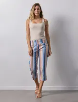 Pantalón capri de gabardina elastizada estampada, marca Zac & Rachel. Con pretina ancha elastizada.