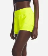 Bermuda deportiva de microfibra color blanco, corte runner con cintura elástica y forro interno.