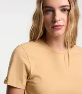 Remera celeste de media malla con cuello redondo y mangas cortas dobladas.
