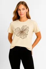 Remera negra de corte clásico con estampado de flor blanca.