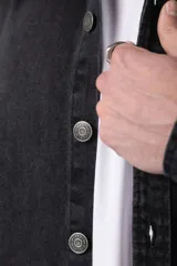 Chaqueta de jean celeste de corte recto, con cuello clásico, cierre frontal con botones metálicos y bolsillo de parche en el pecho.