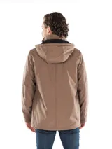 Campera marrón con capucha, cierre frontal con cremallera, bolsillos laterales con cremallera y logo de Calvin Klein.