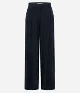 Pantalón de vestir negro, de corte recto, con bolsillos laterales y traseros. Se ajusta a la cintura con cinturón de cuero marrón.