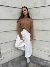 Sweater tejido de punto color rosa con diseño de ochos.