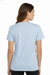 Remera color beige con estampado de cerezas y texto en negro.