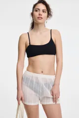 Short de crochet color blanco con cintura elastizada.