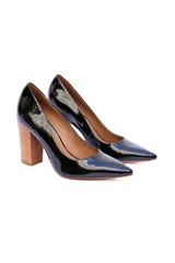 Zapato de tacón alto color negro charol, con punta fina y tacón geométrico con textura de madera.