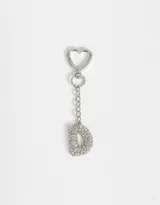 Llavero plateado con dije de la letra D cubierto de strass y gancho con forma de corazón.