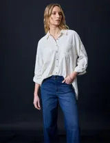 Camisa de lino color crudo, marca Cable & Gauge. Cuello con solapa y abertura central con botones. Delantera con bolsillos. Largo de manga regulable con presilla y botón. Largo de espalda mayor al largo delantero.