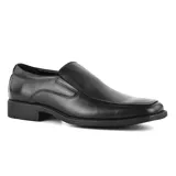 Zapato de vestir negro, tipo slip-on, de cuero, con puntera cuadrada y detalle de costuras.