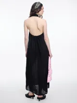 Vestido largo sin mangas confeccionado en lino, color azul, con cuello camisero y espalda descubierta con ajuste regulable.