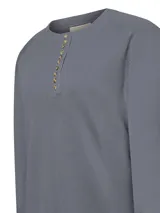 Sweater color crudo de lana con cuello redondo y abertura frontal con botones de madera.