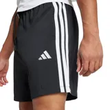 Short deportivo Adidas 3s Chelsea para hombre, color negro con tres rayas blancas a los costados y logo de la marca en la pierna izquierda.