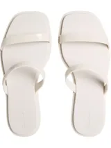 Sandalias Calvin Klein de plástico color crema, con doble tira fina y puntera cuadrada.
